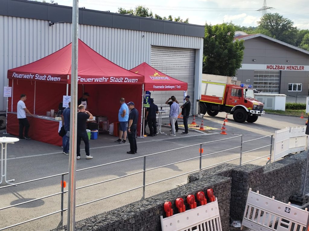 Besucher im Gespräch mit der Drohneneinheit Teck beim Abend „FIREWORK“
