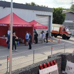 Besucher im Gespräch mit der Drohneneinheit Teck beim Abend „FIREWORK“