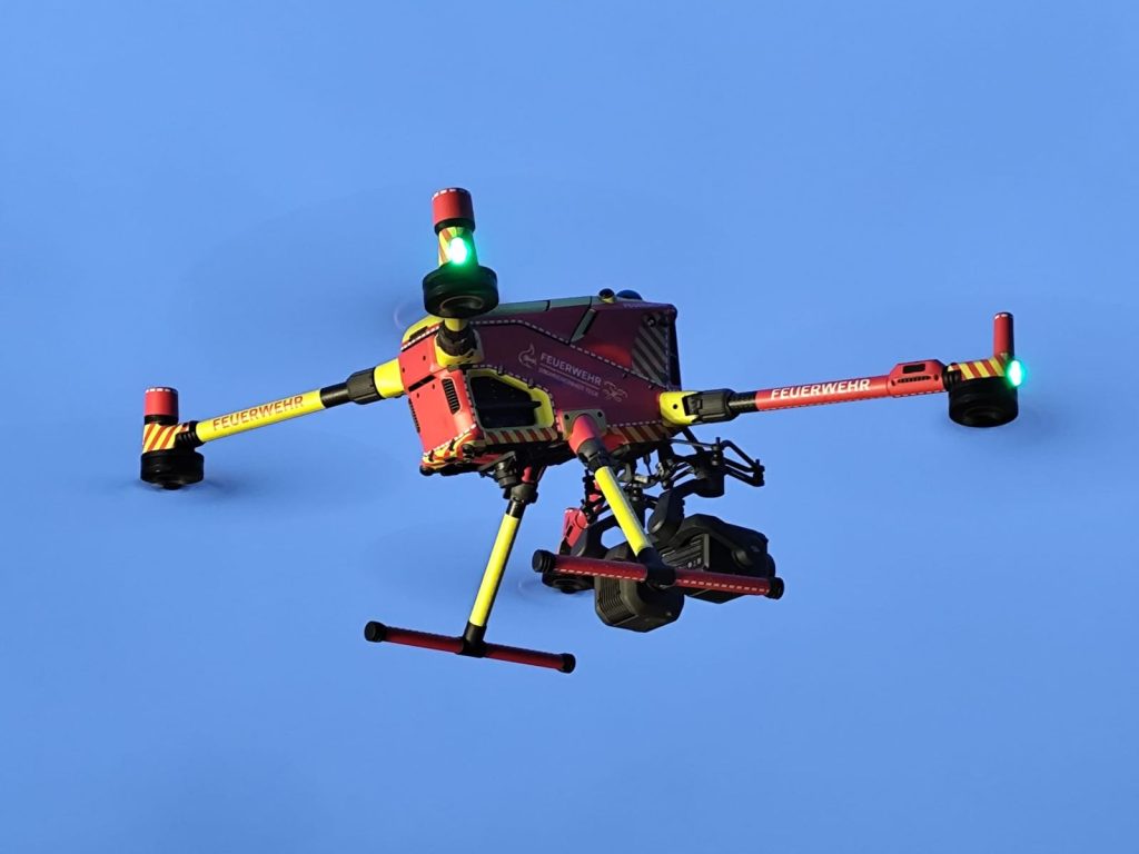 Einsatzdrohne der Drohneneinheit im Flug vor blauem Himmel