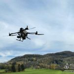 Einsatzdrohne im Flug über den Hügeln bei der Burg Teck