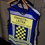 Blaue Sicherheitsweste mit Aufschrift „Einheitsleiter Drohneneinheit Teck“