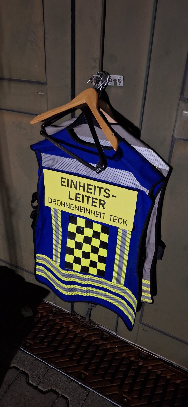 Blaue Sicherheitsweste mit Aufschrift „Einheitsleiter Drohneneinheit Teck“