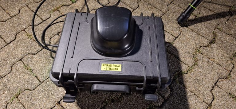 Koffer mit Antenne für mobiles Internet, WLAN und Live-Streaming an der Einsatzstelle