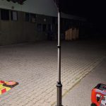 Akku-Scheinwerfer auf ausziehbarem Stativ zum Ausleuchten der Einsatzstelle am Boden