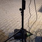 Ausziehbares Stativ, auf dem der Monitor an der Einsatzstelle montiert wird