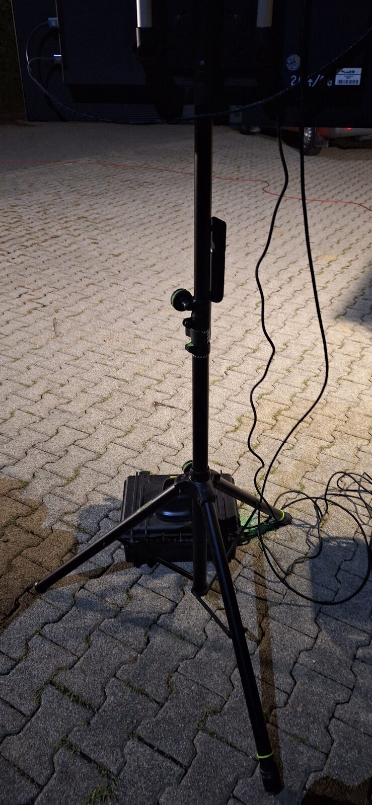 Ausziehbares Stativ, auf dem der Monitor an der Einsatzstelle montiert wird