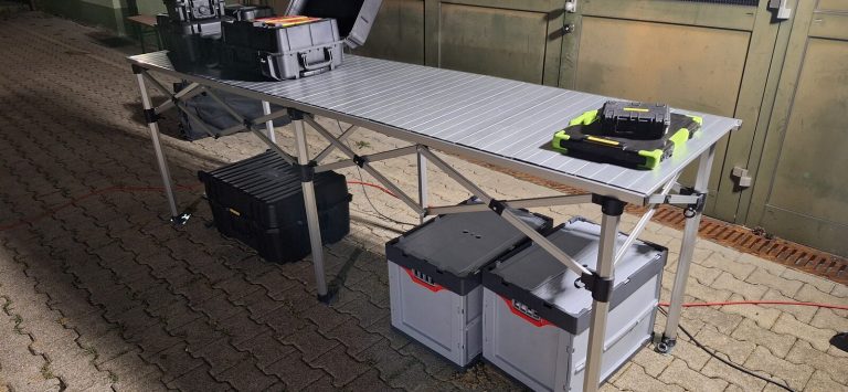 Aluminium-Falttisch als Arbeitsfläche an der Einsatzstelle