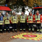 Einsatzkräfte beider Wehren mit ihren Fahrzeugen und einer Drohnen-Landefläche