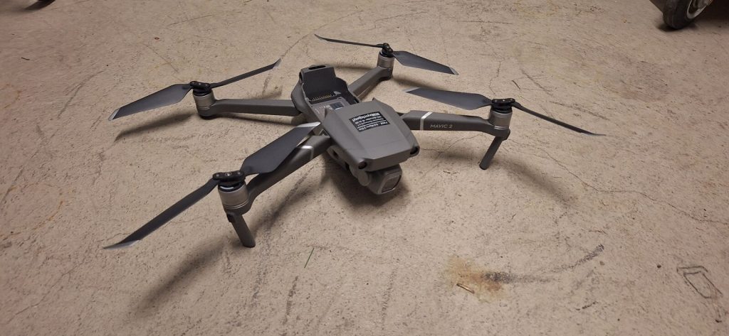 Kleinere Übungsdrohne DJI Mavic 2 Pro auf dem Boden