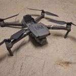 Kleinere Übungsdrohne DJI Mavic 2 Pro auf dem Boden