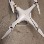 Kleinere Übungsdrohne DJI Phantom 3 auf dem Boden