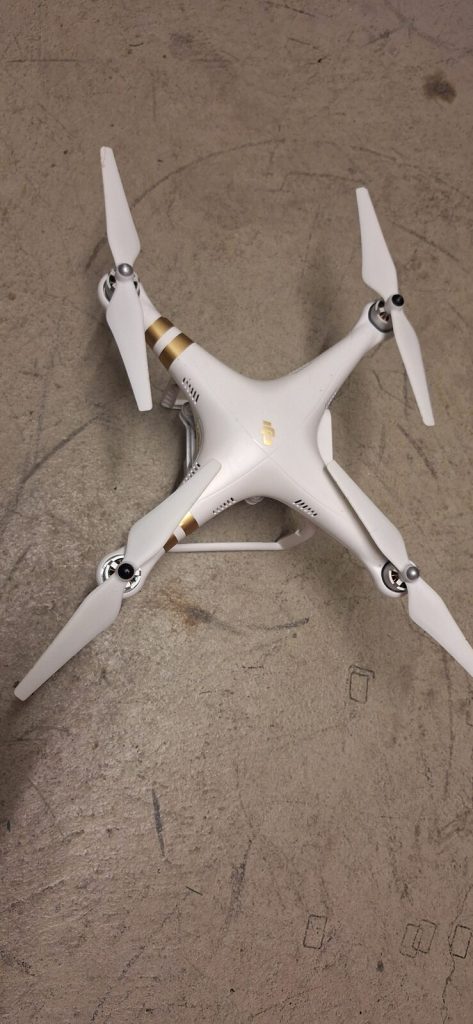 Kleinere Übungsdrohne DJI Phantom 3 auf dem Boden